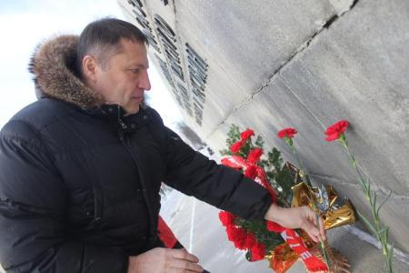 Гвоздики вождю пролетариата! Свердловские коммунисты возложили цветы к памятнику В.И. Ленину