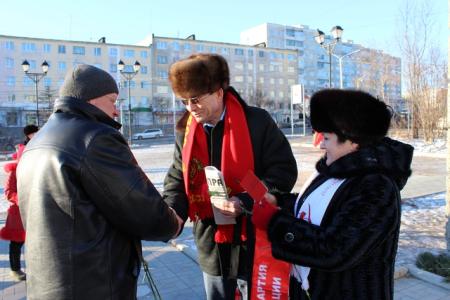 Магадан. Коммунисты возложили цветы к памятнику В.И. Ленина