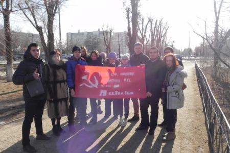 Астраханские коммунисты провели акцию "Знамя нашей Победы"