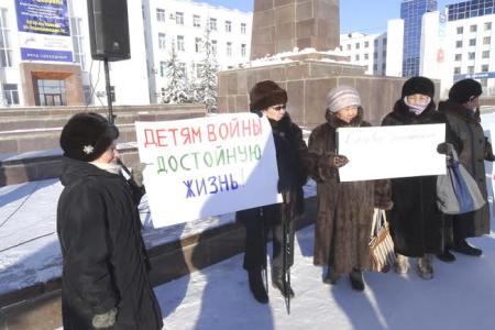 Республика Якутия. Митинг под красными флагами и транспарантами
