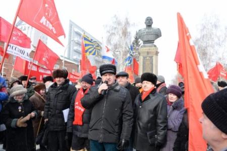 «С Днем рожденья, народная Армия!». Митинг КПРФ в честь 97-й годовщины создания Советской Армии и Военно-Морского Флота прошел в Новосибирске