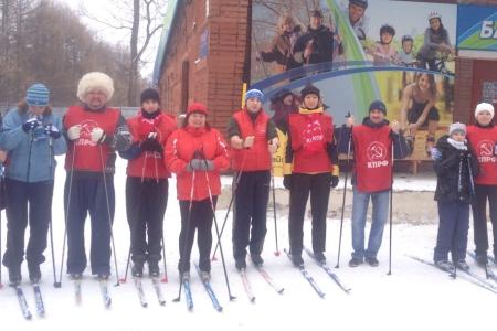 От спортивных побед – к нашей Победе! Тульские коммунисты организовали лыжные гонки и готовятся к проведению турнира по хоккею