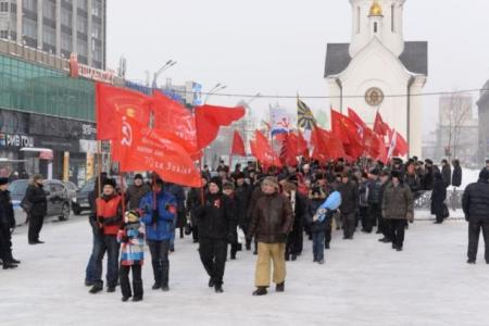 «С Днем рожденья, народная Армия!». Митинг КПРФ в честь 97-й годовщины создания Советской Армии и Военно-Морского Флота прошел в Новосибирске