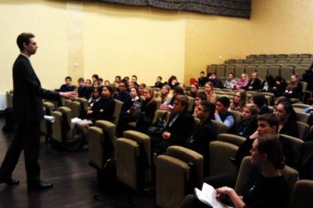 Ленинградские комсомольцы проводят уроки «Знамя нашей Победы» в школах города