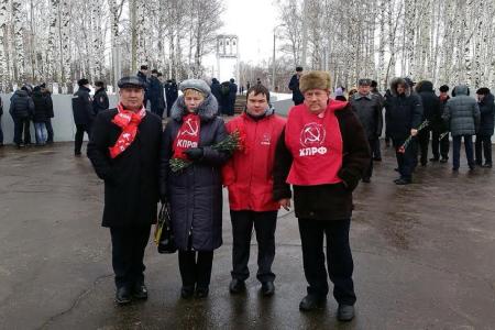 Рязанские коммунисты возложили цветы к Вечному огню