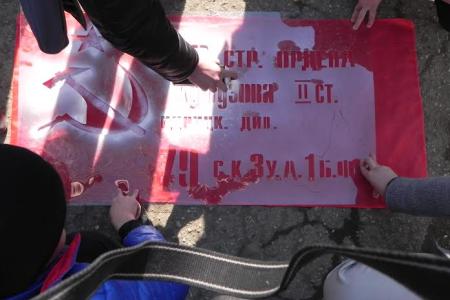 Астраханские коммунисты провели акцию "Знамя нашей Победы"