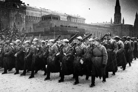 Кто встанет в караул? Красная площадь с Мавзолеем такая же святыня, как и Красное Знамя Победы