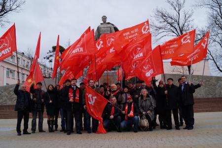 Краснодарские коммунисты организовали "красный автопоезд" в честь годовщины освобождения города от немецко-фашистских захватчиков