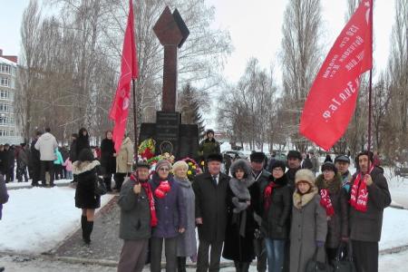 Саратовская область. В Балаково прошло возложение цветов к памятнику «Землякам, погибшим в Афганистане и локальных конфликтах»