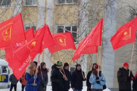 Коммунисты и комсомольцы Республики Алтай провели митинг в честь 97-й годовщины Советской Армии и Военно-Морского Флота