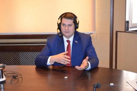 Зампредседателя Тульской областной думы, секретарь обкома партии Алексей Лебедев на радио «Милицейская волна» поздравил жителей региона с предстоящим праздником - Днем создания Красной Армии