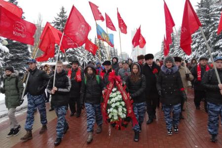 Торжественная церемония возложения венков прошла на Мемориале павших в годы Великой Отечественной войны в Курске
