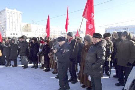Республика Якутия. Митинг под красными флагами и транспарантами