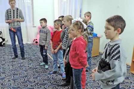 Активисты ивановского комсомола провели небольшой праздник для подшефных ребят из Интердома им.Е.Д.Стасовой