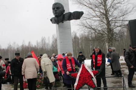 Псковские коммунисты провели митинг у комплекса Героя Советского Союза Александра Матросова