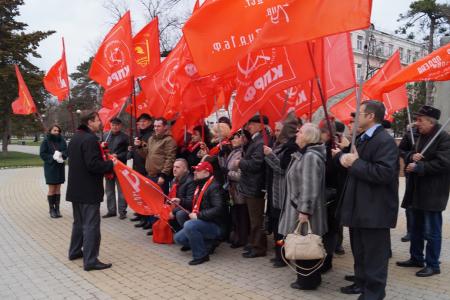 Краснодарские коммунисты организовали "красный автопоезд" в честь годовщины освобождения города от немецко-фашистских захватчиков