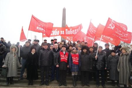 Волгоградские коммунисты возложили цветы к Вечному огню в честь годовщины Сталинградской битвы