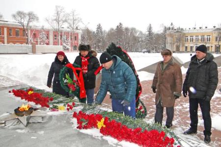 Коммунисты Благовещенска отметили 97-ю годовщину Советской Армии и Военно-Морского Флота