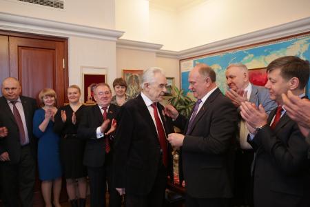 "Золотое перо партии". Г.А. Зюганов поздравил ветерана газеты "Правда" В.С. Кожемяко с 80-летним юбилеем