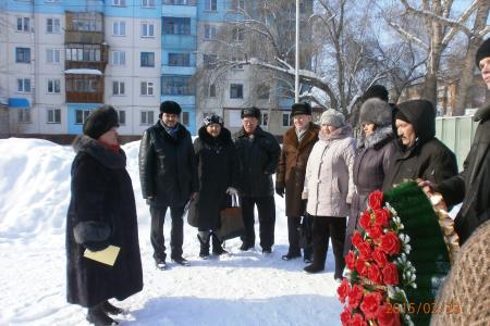 Алтайский край. В Бийске в День Советской Армии почтили память воинов-земляков