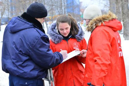 Ивановские коммунисты и комсомольцы требуют на своих пикетах отправить в отставку российское правительство