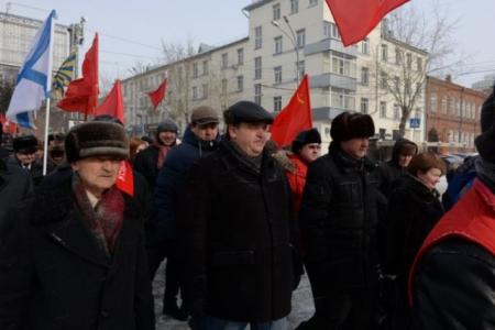 «С Днем рожденья, народная Армия!». Митинг КПРФ в честь 97-й годовщины создания Советской Армии и Военно-Морского Флота прошел в Новосибирске
