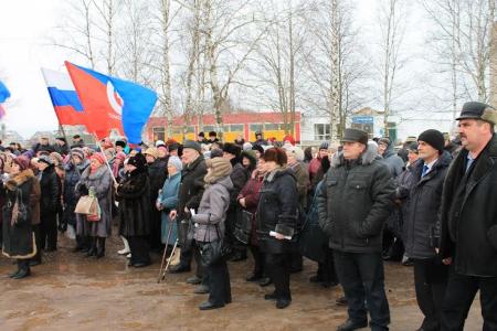 Очередной удар в административную дверь. В Псковской области состоялся митинг против объединения дедовичской больницы с порховской