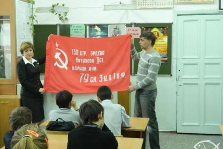 Коммунисты Южно-Сахалинска провели встречу с педагогами и учениками школы №14