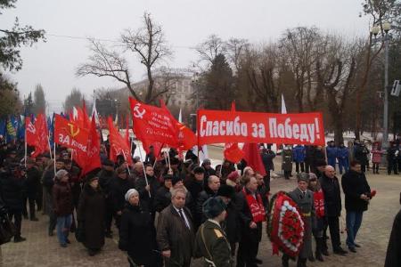 Волгоградские коммунисты возложили цветы к Вечному огню в честь годовщины Сталинградской битвы