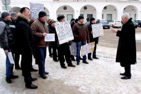 Рабочие костромского завода "Стромнефтемаш" протестуют против невыплаты зарплаты с июля прошлого года