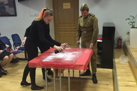 Ленинградские комсомольцы проводят уроки «Знамя нашей Победы» в школах города