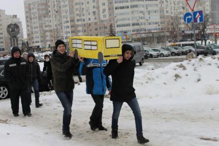 Коммунисты провели "похороны муниципального автобуса" в Пензе