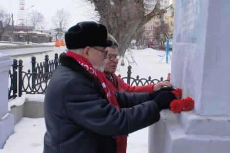 Курганские и шадринские коммунисты напомнили зауральцам, как выглядит Знамена Победы и СССР
