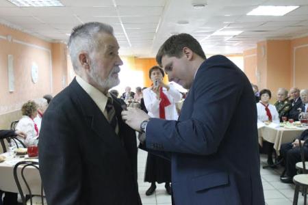 Лидер свердловских коммунистов А.Н. Ивачев поздравил ветеранов войны с наступающим днем Советской Армии и Военно-Морского Флота