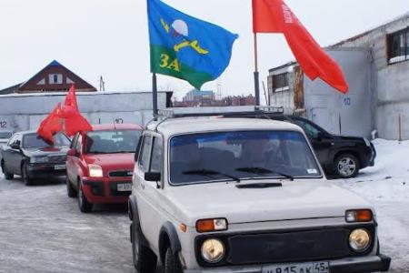 Курганские и шадринские коммунисты напомнили зауральцам, как выглядит Знамена Победы и СССР