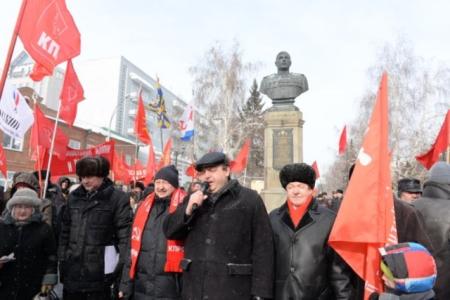 «С Днем рожденья, народная Армия!». Митинг КПРФ в честь 97-й годовщины создания Советской Армии и Военно-Морского Флота прошел в Новосибирске