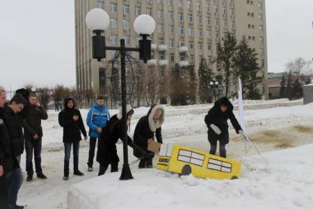 Коммунисты провели "похороны муниципального автобуса" в Пензе