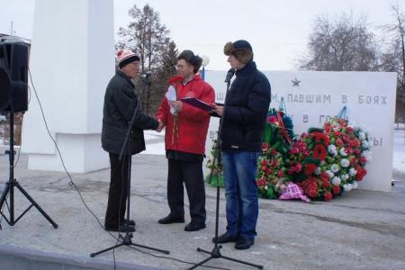 Курганские и шадринские коммунисты напомнили зауральцам, как выглядит Знамена Победы и СССР