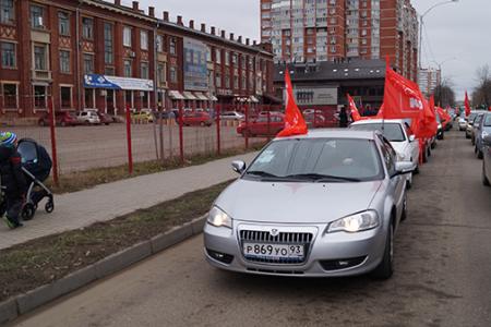 Краснодарские коммунисты организовали "красный автопоезд" в честь годовщины освобождения города от немецко-фашистских захватчиков