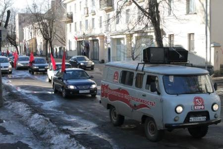 Красные флаги над городом Воинской Славы Псковом. Автопробег в день Советской Армии и Военно-Морского Флота