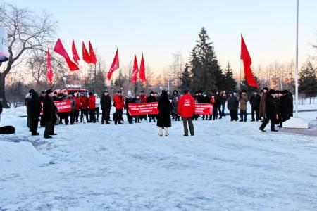 "Кризис – удавка труду и народу. Доколе терпеть нам такую свободу?!". Завершился антикризисный митинг челябинских коммунистов
