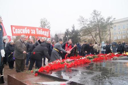 Волгоградские коммунисты возложили цветы к Вечному огню в честь годовщины Сталинградской битвы