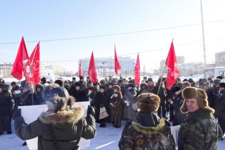 Республика Якутия. Митинг под красными флагами и транспарантами