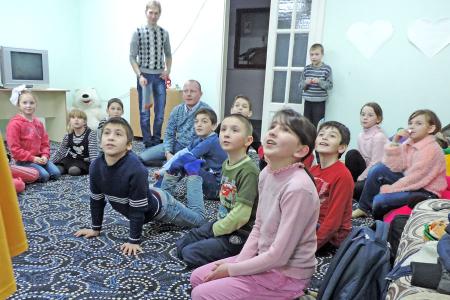 Активисты ивановского комсомола провели небольшой праздник для подшефных ребят из Интердома им.Е.Д.Стасовой