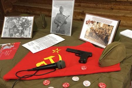 Ленинградские комсомольцы проводят уроки «Знамя нашей Победы» в школах города