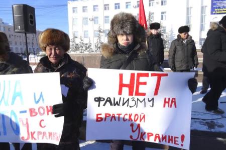 Республика Якутия. Митинг под красными флагами и транспарантами