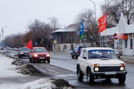 Курганские и шадринские коммунисты напомнили зауральцам, как выглядит Знамена Победы и СССР