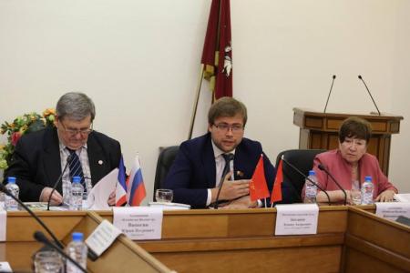 «Французы знают, что именно Советская Россия сыграла главную роль в их освобождении». Коммунисты представили в Мосгордуме уникальную фотовыставку