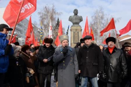 «С Днем рожденья, народная Армия!». Митинг КПРФ в честь 97-й годовщины создания Советской Армии и Военно-Морского Флота прошел в Новосибирске