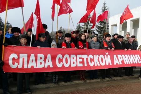 “Великий подвиг наш история хранит”. Курские коммунисты возложили цветы и венки  на Мемориале памяти павших в честь Дня Советской Армии и Военно-Морского Флота
